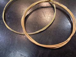 Left: 80/20 bronze strings; Right: Phosphor bronze strings. The phosphor bronze strings are slightly reddish.