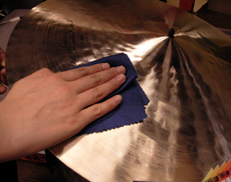 For comparatively new cymbals, wipe with a soft dry cloth.