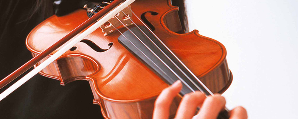 バイオリンの弾き方:まずは基本の構え方   楽器解体全書   ヤマハ株式会社