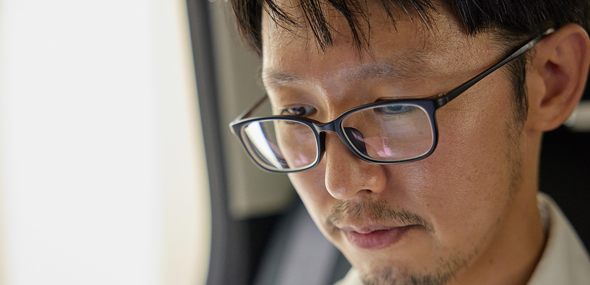 [ Thumbnail ] Katsuya Hirano manages the development of car audio in the Electronic Devices Division