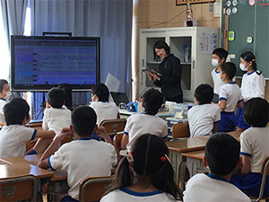 [ photo ] Students creating a song
(5th grade, Iinoya Elementary School)