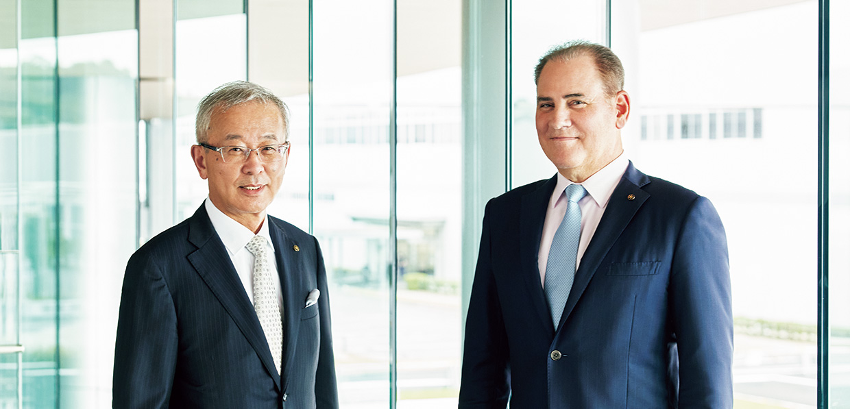 [Image] Outside directors Hiromichi Shinohara and Paul Candland