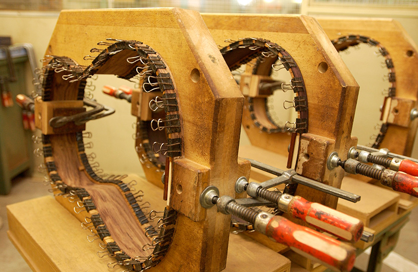 The wood is placed in a frame and the left and right sides are glued