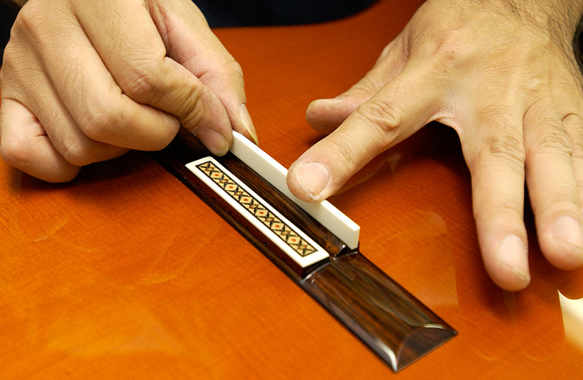 How the Classical Guitar Made：Adjust the nut and bridge to suit guitar - Musical Instrument Guide - Yamaha Corporation