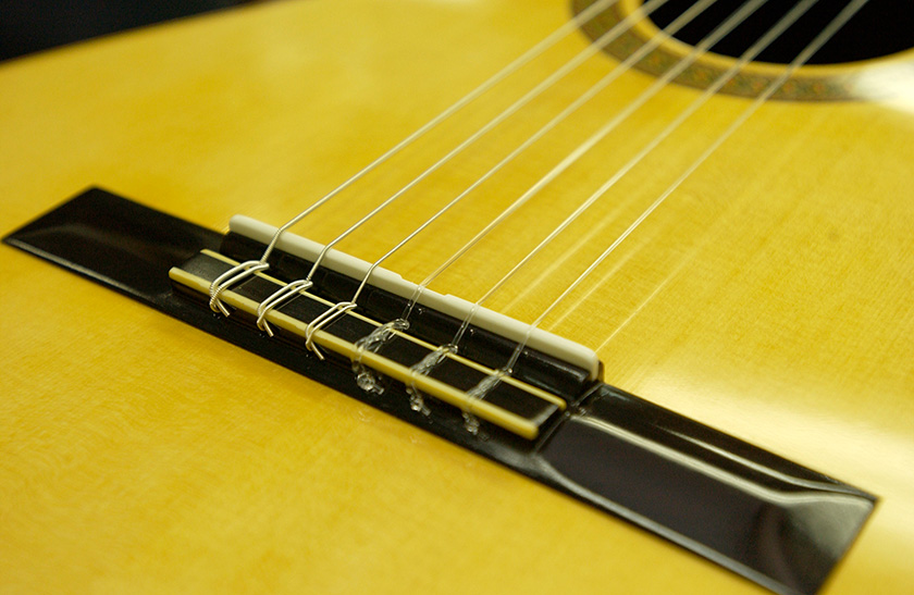 How the Classical Guitar Made：Adjust the nut and bridge to suit guitar - Musical Instrument Guide - Yamaha Corporation