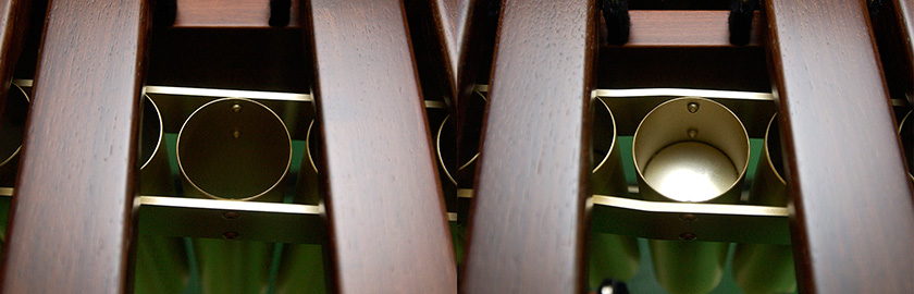 Resonator pipes sometimes have no tone plates above them (left), or are covered with lids (right)