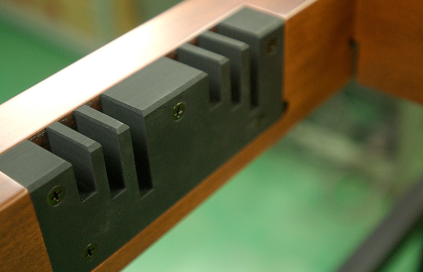 Grooves in which the height of the resonator pipes can be adjusted among three levels