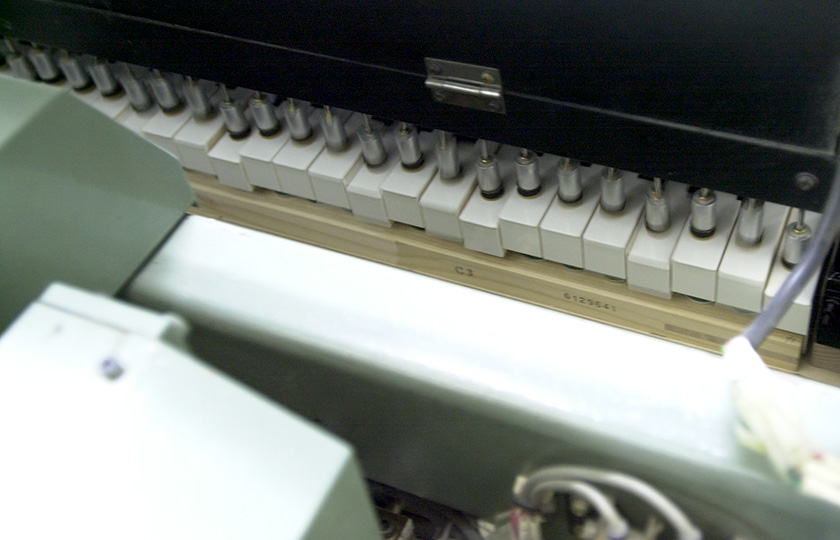 The automatic key pressing machine plays continuously for approximately six minutes.