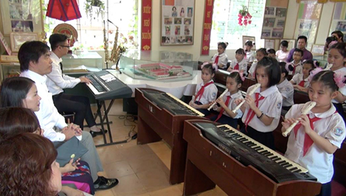 [ image ] Then Japanese Minister of MEXT, Mr. Hiroshi Hase, observes the activities of the recorder club in a Vietnamese school. ©MEXT