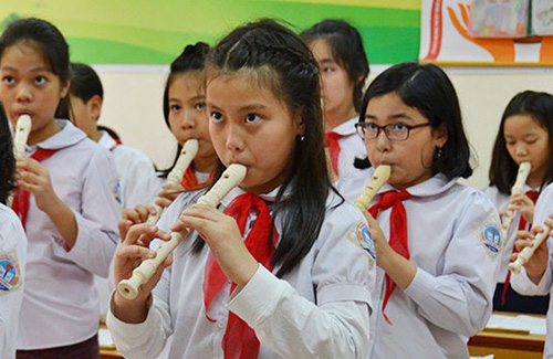 [ Image ] Primary school students performing in music club activities in Vietnam