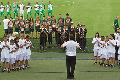 [ Image ] 26 heroes perform the national anthem in the Atanasio Girardo studium