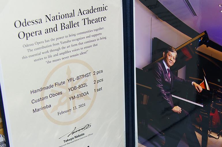 [Photo] A special message on the certificate of donation: “The muses never remain silent!”