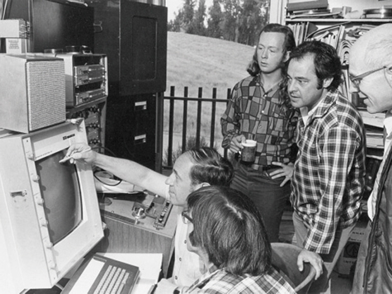 [Photo] Discoverer of the principle of FM synthesis, Dr. Chowning (second from the right)