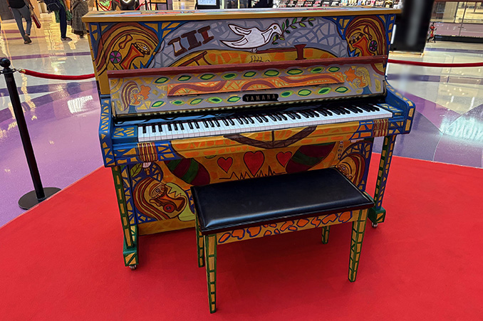The LovePiano installed in the shopping mall.