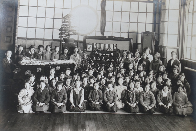 [Photo] Students gathered around the piano at Hikawa Elementary School in the 1930s (Courtesy of Minato City)