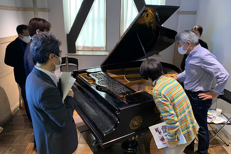 [Photo] Experts examining the piano (Source: “Minato City Local History Museum Newsletter,” Vol. 20-1, Available only in Japanese)
