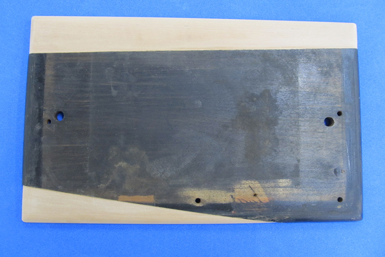 [Photo] The reconstructed bottom panel. Areas repaired with replacement wood were left about 0.5 mm thinner than the original, so that the conservation work can be identified in the future. The surface was subsequently lacquered by Tokyo University of the Arts