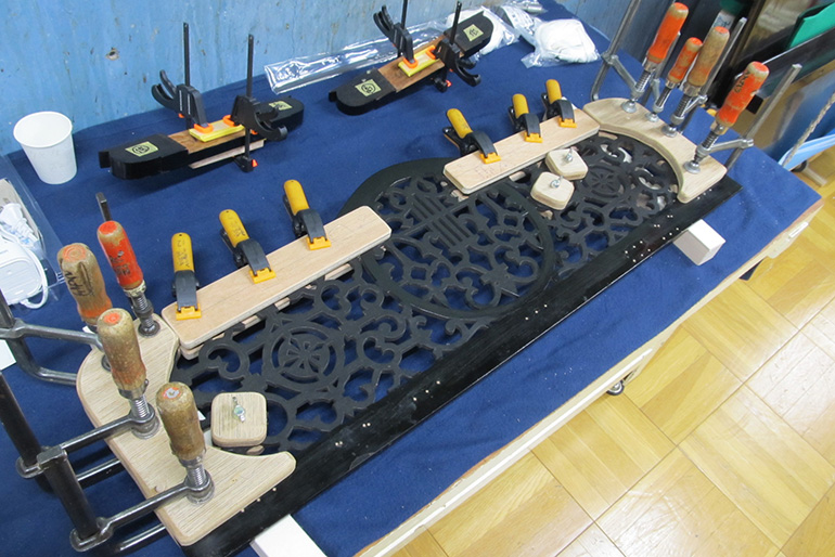 [Photo] Injecting mugi-urushi and clamping