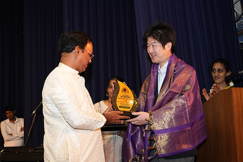 MSST honouring YMIN Sales Unit Head Ryoji Maruyama with a memento.