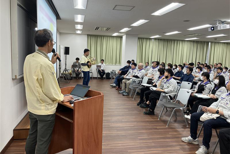 [Photo] The presentation included a demonstration of the stop technique by an employee who plays the French horn in the Yamaha Symphonic Band, along with an explanation of the French horn