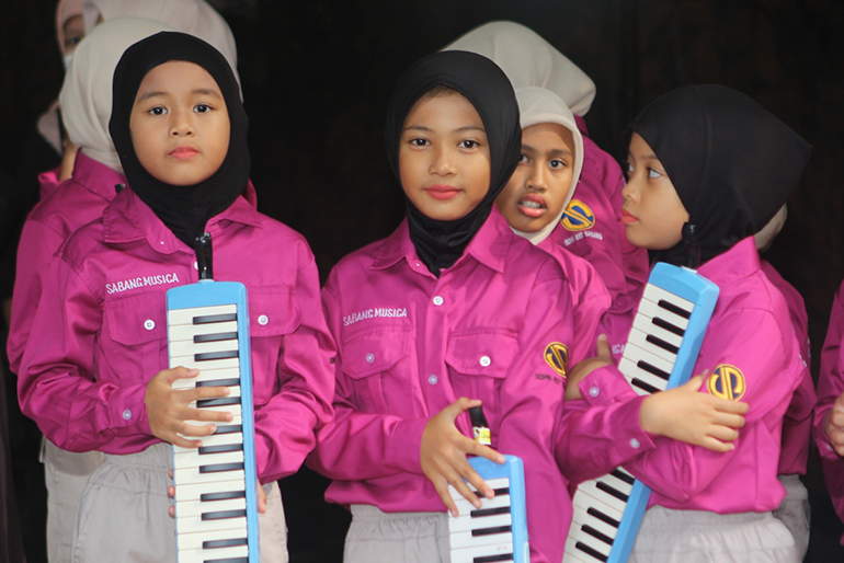 [Image] Indonesian children holding Pianicas(keyboard harmonica)