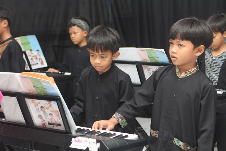 [Image] Children playing the keyboards seriously
