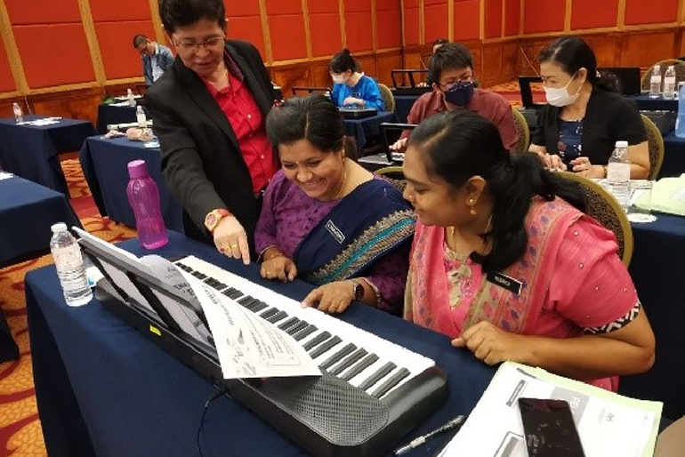 [Image] Malaysian teachers learning the keyboard during training