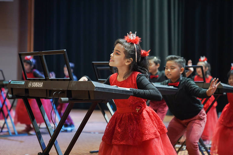 [Image] Malaysian children enjoying keyboard performance at a recital