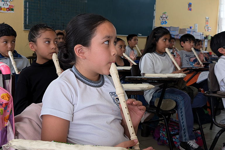 [Image] A music class using the recorders in Mexico