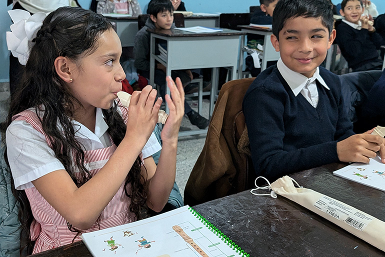 [Image] Mexican students listening to each other’s sound during music class