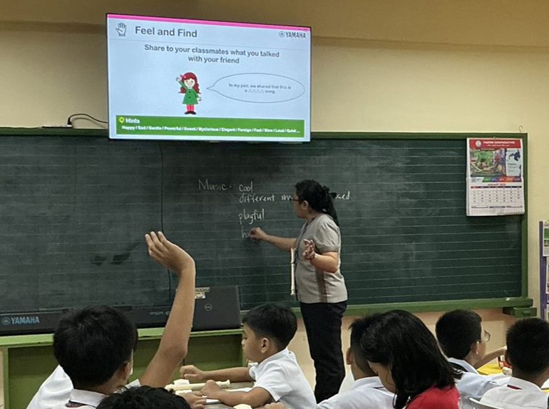 [Image] A music class in the Philippines using digital teaching materials