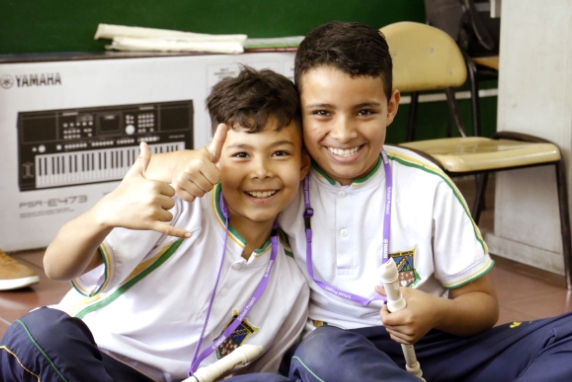 [Image] Colombian children posing with recorders