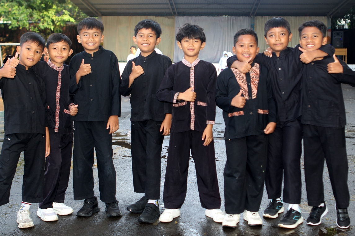 [Image] Indonesian children smiling in front of their school
