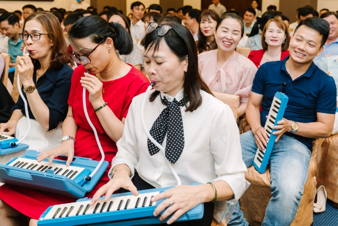 [Image] Teachers playing the Pianica(keyboard harmonica) during a teacher training in Vietnam.