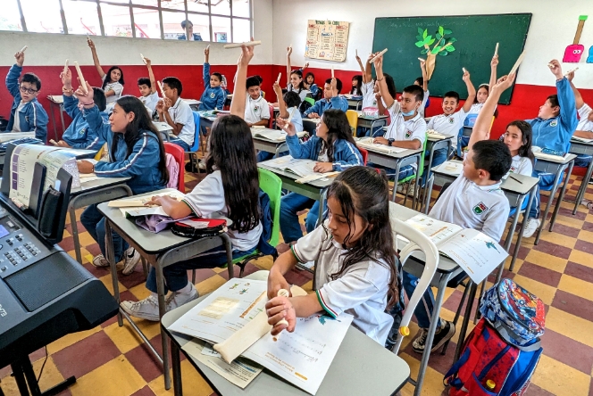 [Image] Colombian children enjoying their music class.