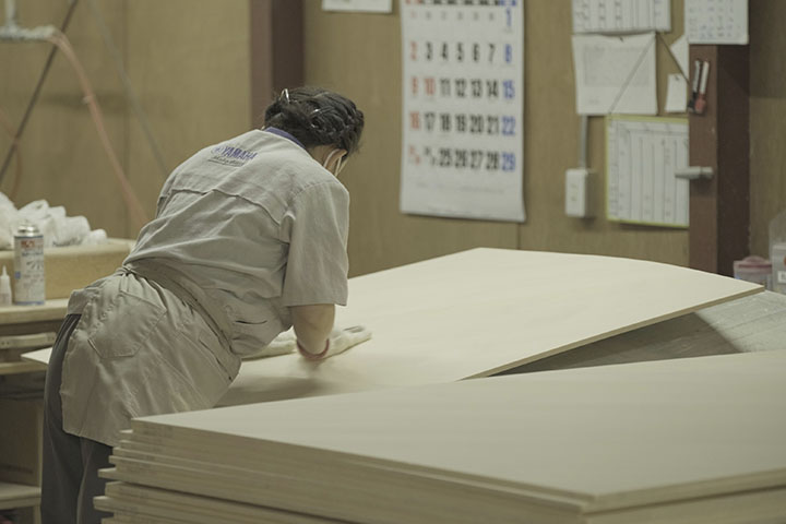 [Photo] Embracing the material