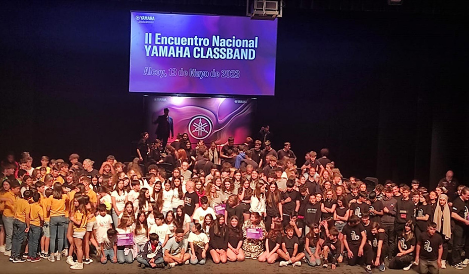 [Photo] A large group photo of participating students on stage at the “II Encuentro Nacional YAMAHA ClassBand” event.
