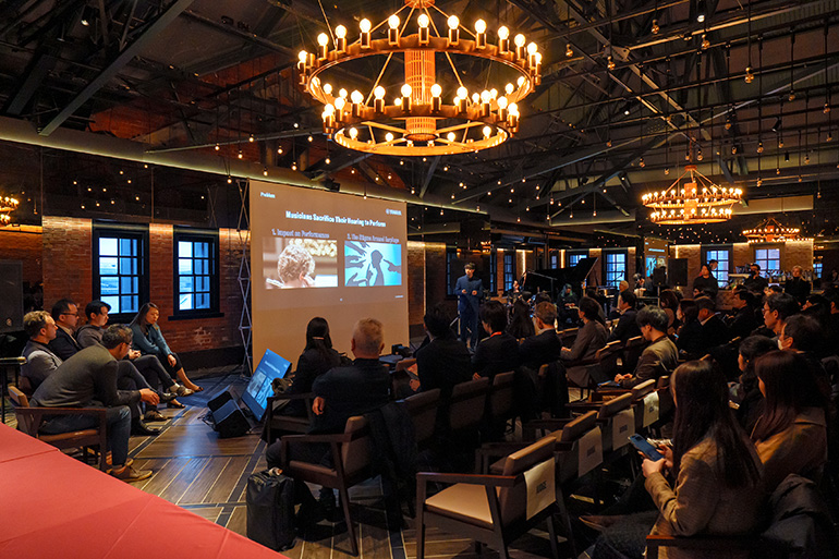 [Photo] A wide view of the final pitch venue. Participants engaged in close, interactive Q&A sessions.