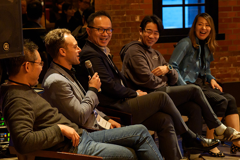 [Photo] Judges conducting Q&A. At the center is Yamaha Corporation President Yamaura.