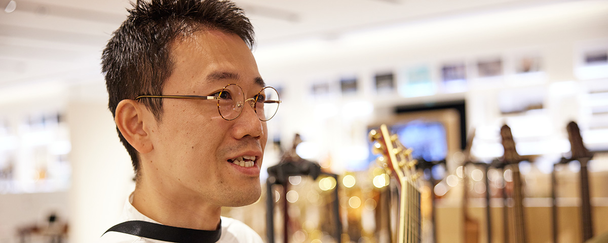 [ Thumbnail ] Shingo Ekuni from the Guitar Strategy Planning Group, Guitar Division