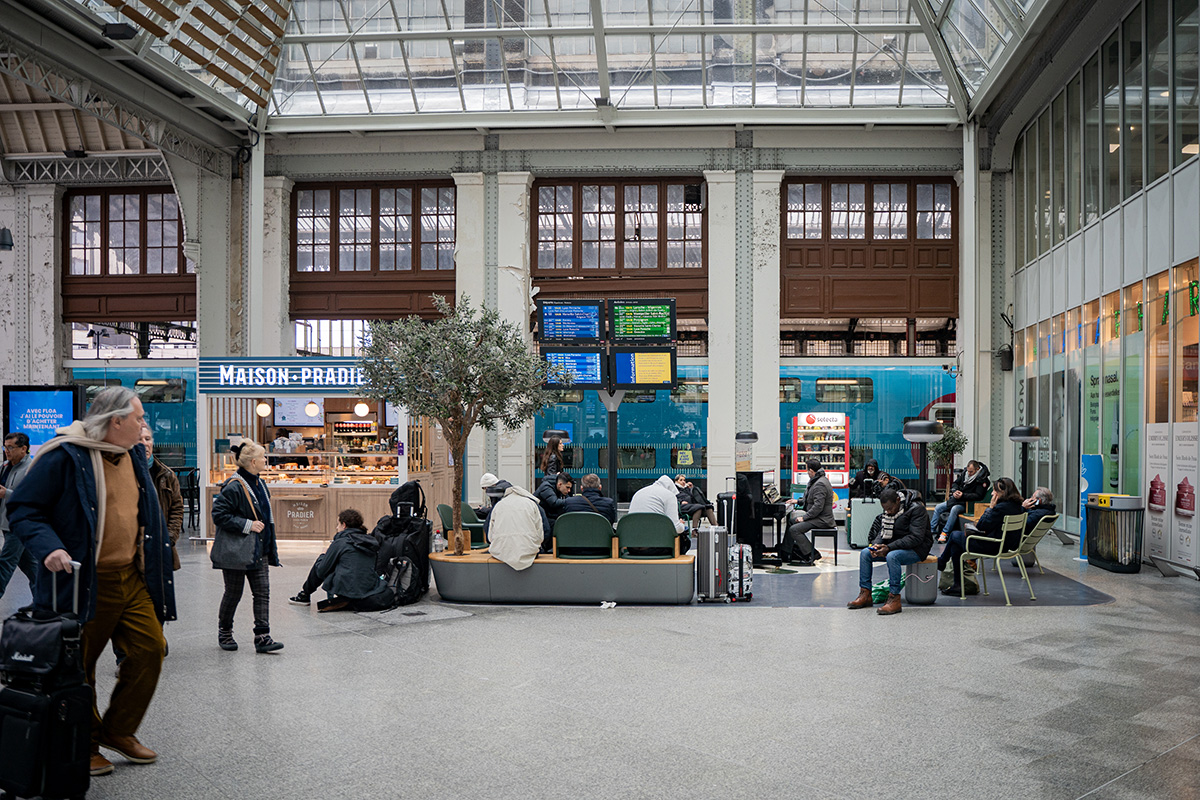 [ Thumbnail ] Chairs and benches arranged around the piano