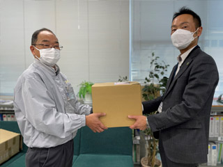[Photo] Donation of food from disaster stockpiles to a food bank (Toyooka Factory)