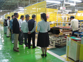 [Photo] Visitors observing the grand piano manufacturing process