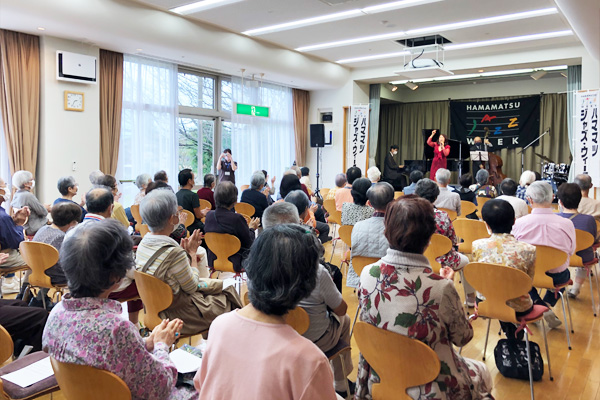 [Photo] Jazz concert at a facility for senior citizens