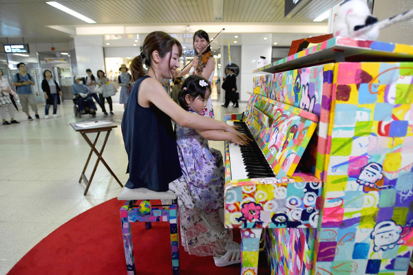 [Photo] LovePiano site at JR Sapporo Station (Sapporo City, Hokkaido Prefecture, photograph provided by The Mainichi Newspapers Co., Ltd.) 