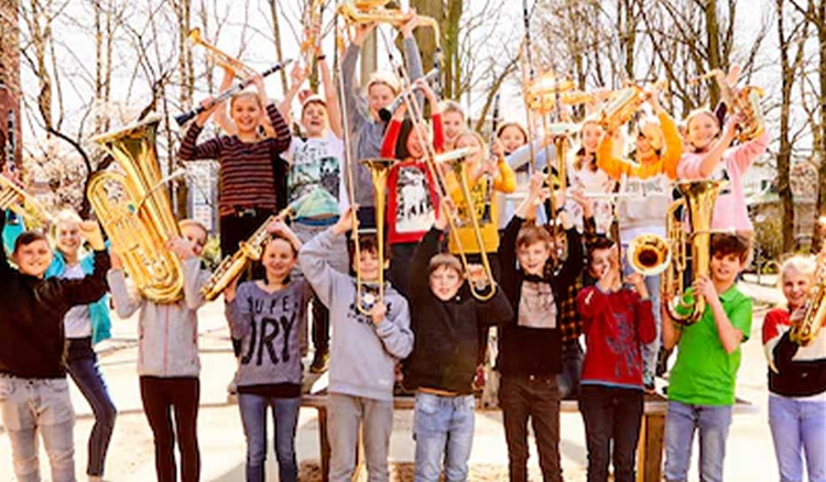 [Photo] Children enjoying playing music