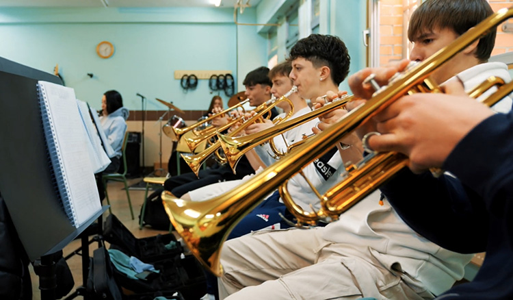 [Photo] Children enjoying playing music