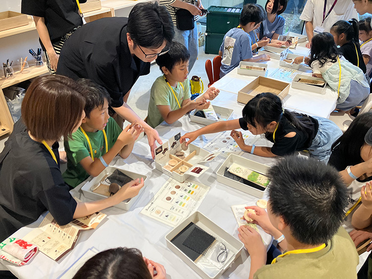 [Photo] Castanet making workshop, which supports children making their own castanets