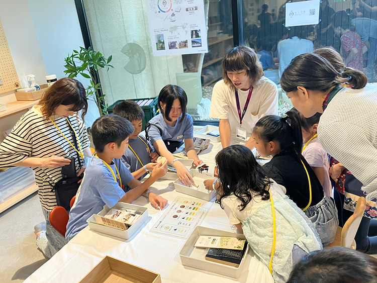 [Photo] Castanet making workshop, which supports children making their own castanets