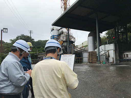 [Image] On-site confirmation at a waste treatment subcontractor